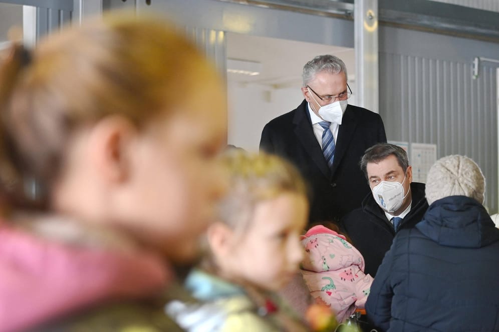 Ministerpräsident Markus Söder und Innenminister Joachim Herrmann besuchen ein Ankunftszentrum (Archivbild): In den ersten Tagen sind die Zustände für einige Ankömmlinge katastrophal.