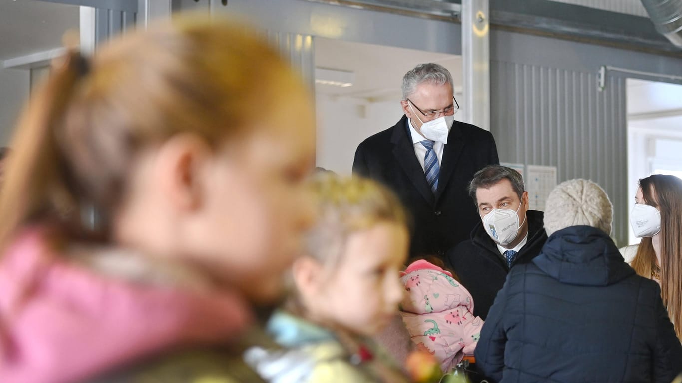 Ministerpräsident Markus Söder und Innenminister Joachim Herrmann besuchen ein Ankunftszentrum (Archivbild): In den ersten Tagen sind die Zustände für einige Ankömmlinge katastrophal.