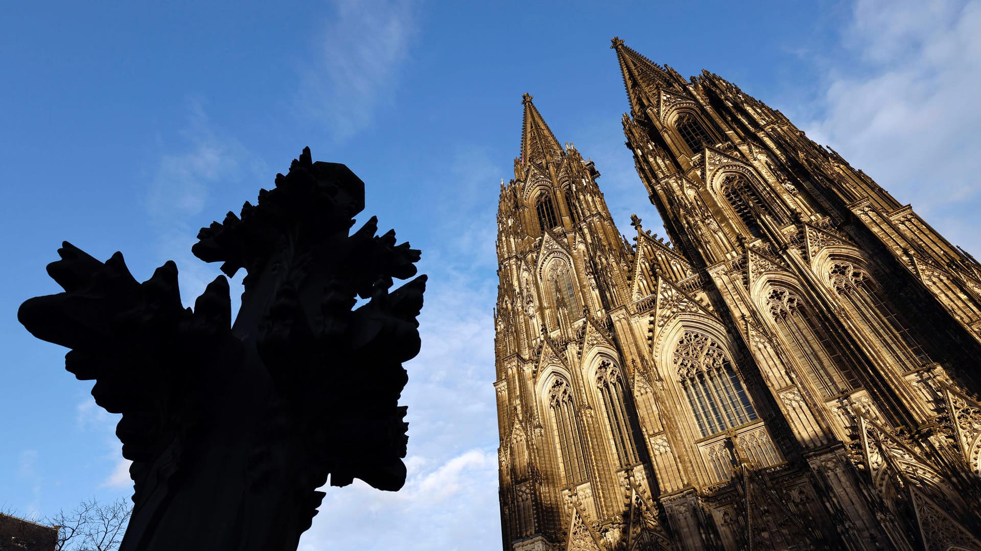 Der Kölner Dom (Archivbild): In 75 Metern Höhe musste eine Person wiederbelebt werden.