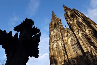 Der Kölner Dom (Archivbild): In 75 Metern Höhe musste eine Person wiederbelebt werden.