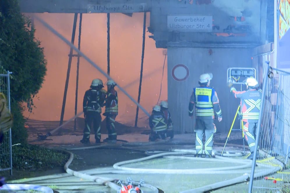 Feuerwehrleute stehen am Eingang zur Halle: Insgesamt waren 90 Rettungskräfte im Einsatz.