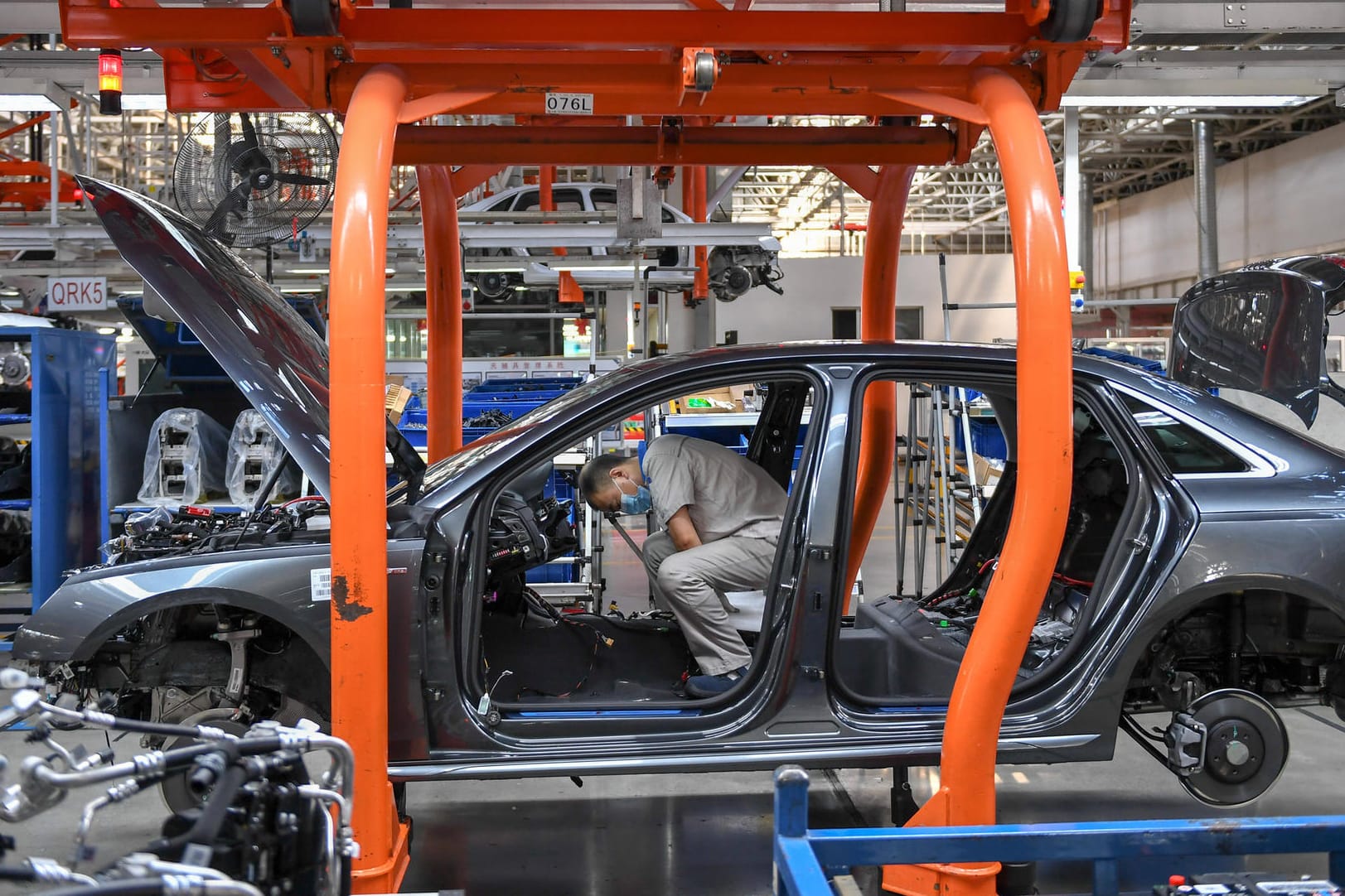 Ein Volkswagen-Mitarbeiter im chinesischen Changchun (Archivbild): In dieser Woche stehen die Bänder in drei chinesischen Werken still. Ein Volkswagen-Mitarbeiter im chinesischen Changchun (Archivbild): In dieser Woche stehen die Bänder in drei chinesischen Werken still.