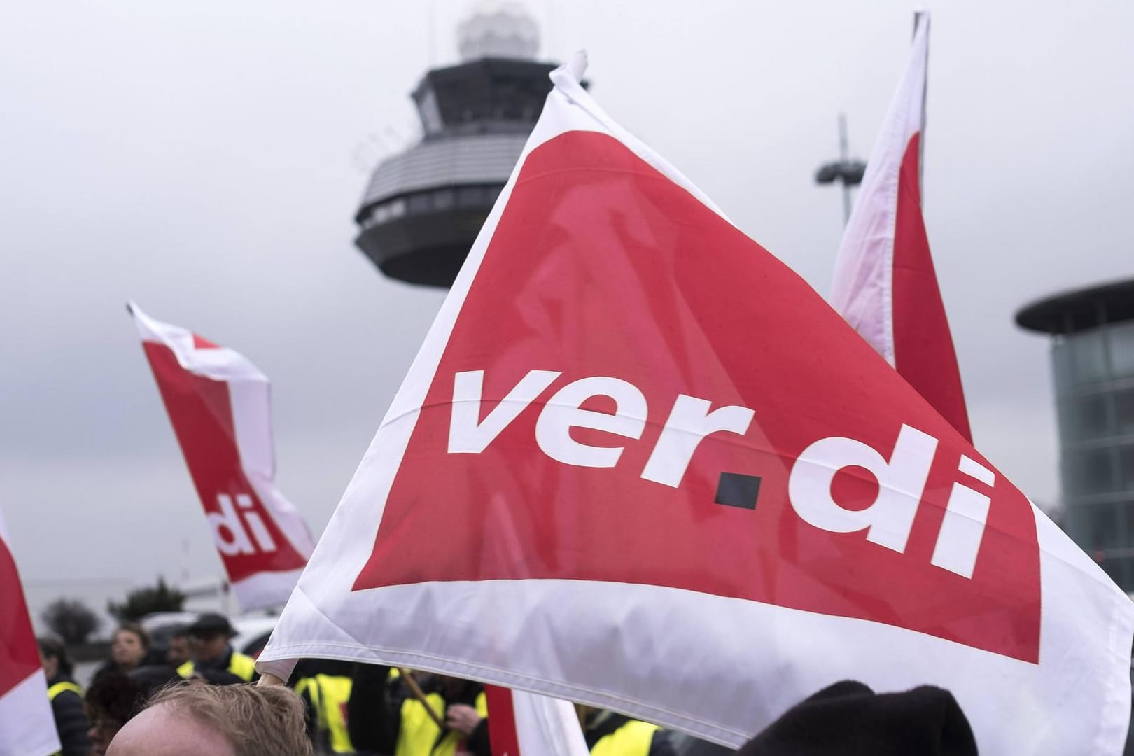 Warnstreik des Sicherheitspersonals am Flughafen Hannover (Archivbild): Erneute Streiks führen zu gestrichenen Flügen in Hannover und Bremen.