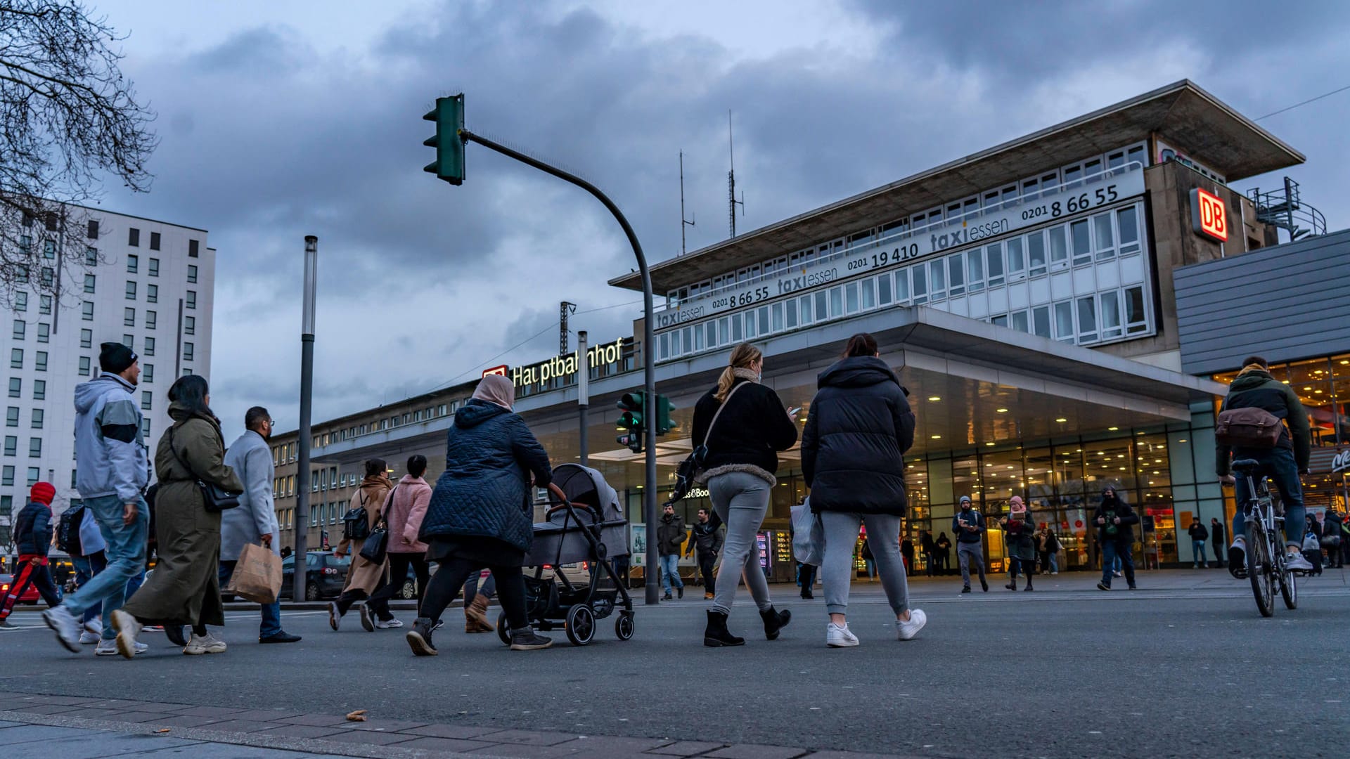 Blick auf den Essener Hauptbahnhof bei bewölktem Wetter (Archivbild): Bis Mittwoch soll das Wetter in NRW wechselnd bewölkt werden. Blick auf den Essener Hauptbahnhof bei bewölktem Wetter (Archivbild): Bis Mittwoch soll das Wetter in NRW wechselnd bewölkt werden.