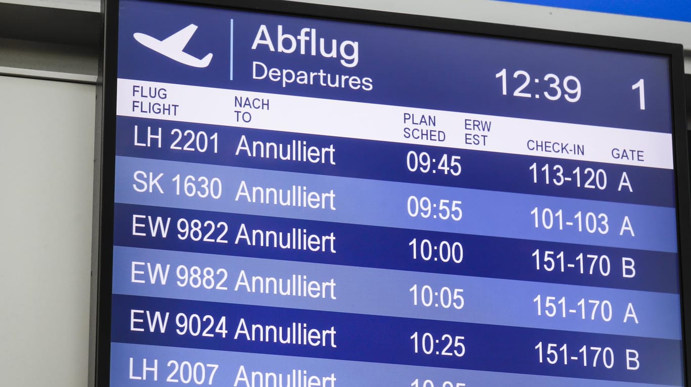 Anzeige des Düsseldorfer Flughafens zeigt gestrichene Flüge an (Archivbild): Der Streik des Flughafensicherheitspersonal führt zu Ausfällen an den Flughäfen Düsseldorf und Köln.