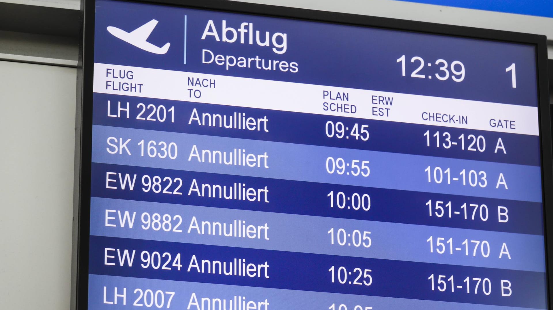 Anzeige des Düsseldorfer Flughafens zeigt gestrichene Flüge an (Archivbild): Der Streik des Flughafensicherheitspersonal führt zu Ausfällen an den Flughäfen Düsseldorf und Köln. Anzeige des Düsseldorfer Flughafens zeigt gestrichene Flüge an (Archivbild): Der Streik des Flughafensicherheitspersonal führt zu Ausfällen an den Flughäfen Düsseldorf und Köln.