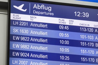 Anzeige des Düsseldorfer Flughafens zeigt gestrichene Flüge an (Archivbild): Der Streik des Flughafensicherheitspersonal führt zu Ausfällen an den Flughäfen Düsseldorf und Köln.