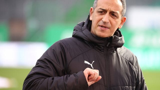 Der Fürther Sportdirektor Rachid Azzouzi plant mit Trainer Stefan Leitl für die neue Saison. Der Fürther Sportdirektor Rachid Azzouzi plant mit Trainer Stefan Leitl für die neue Saison.