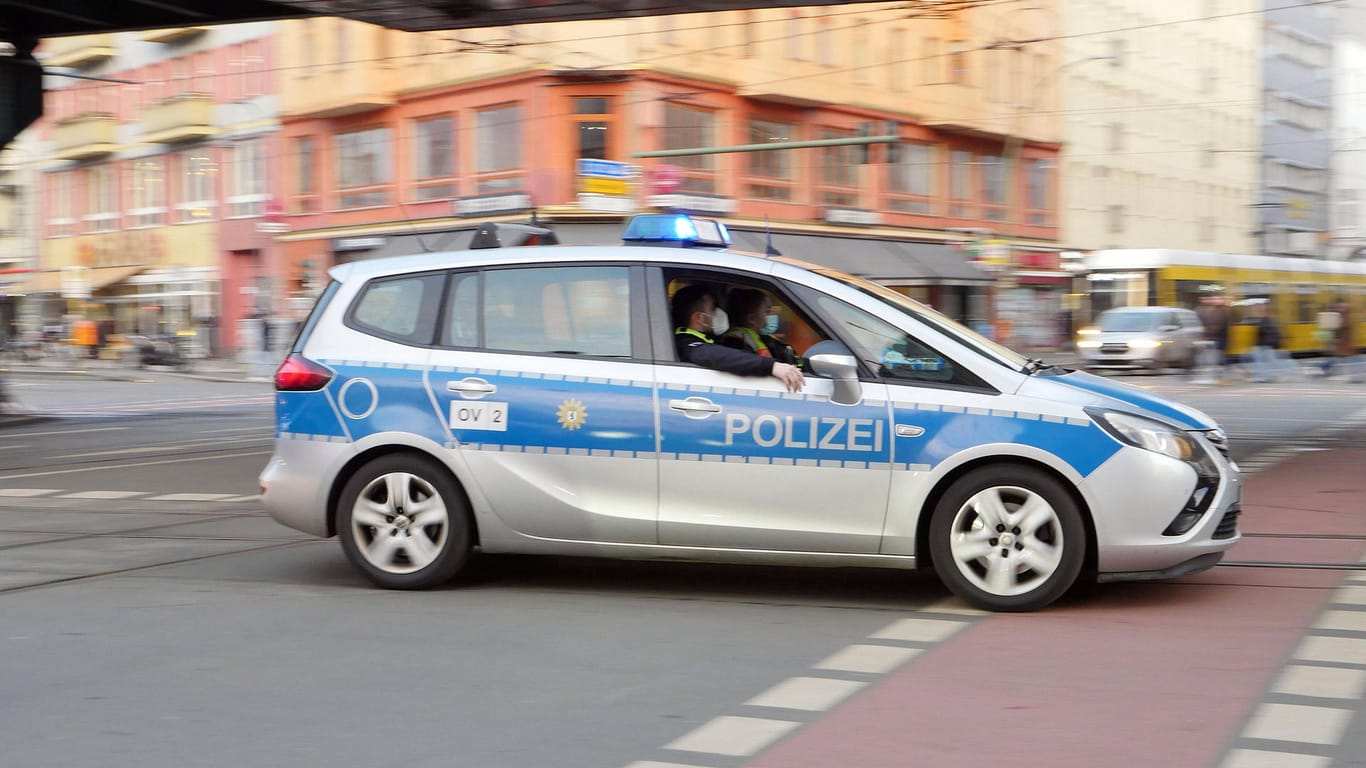 Ein Polizeiwagen fährt mit Blaulicht zu einem Einsatz (Symbolbild): Der Angreifer konnte unerkannt fliehen.