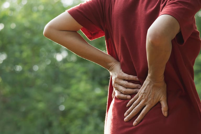 Rückenschmerzen: Sie können von einem Bandscheibenvorfall herrühren – wichtig ist es dann, trotzdem aktiv zu bleiben.