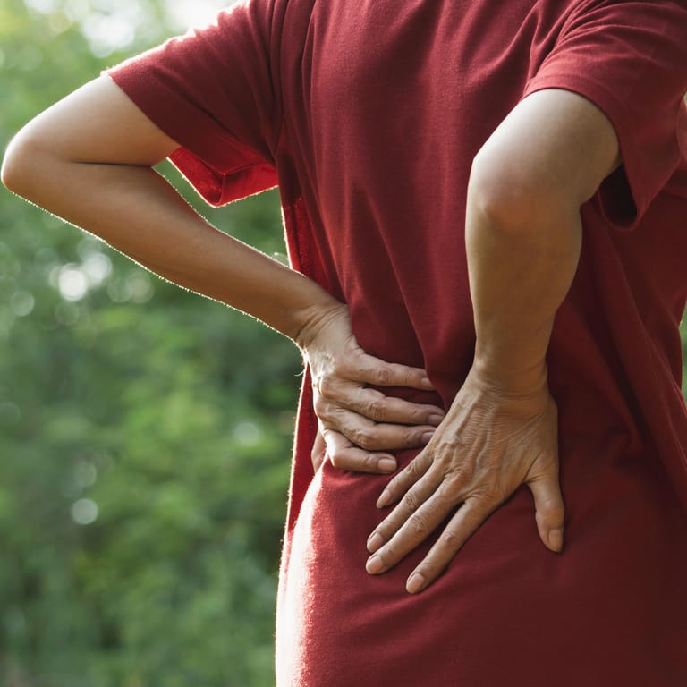 Rückenschmerzen: Sie können von einem Bandscheibenvorfall herrühren – wichtig ist es dann, trotzdem aktiv zu bleiben.