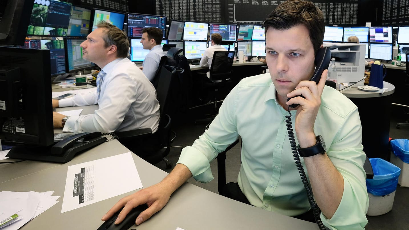 Ein Trader and er Frankfurter Börse (Symbolbild): Der Dax steigt zum Wochenstart deutlich, beflügelt durch die Aussicht auf Gespräche zwischen Russland und der Ukraine.