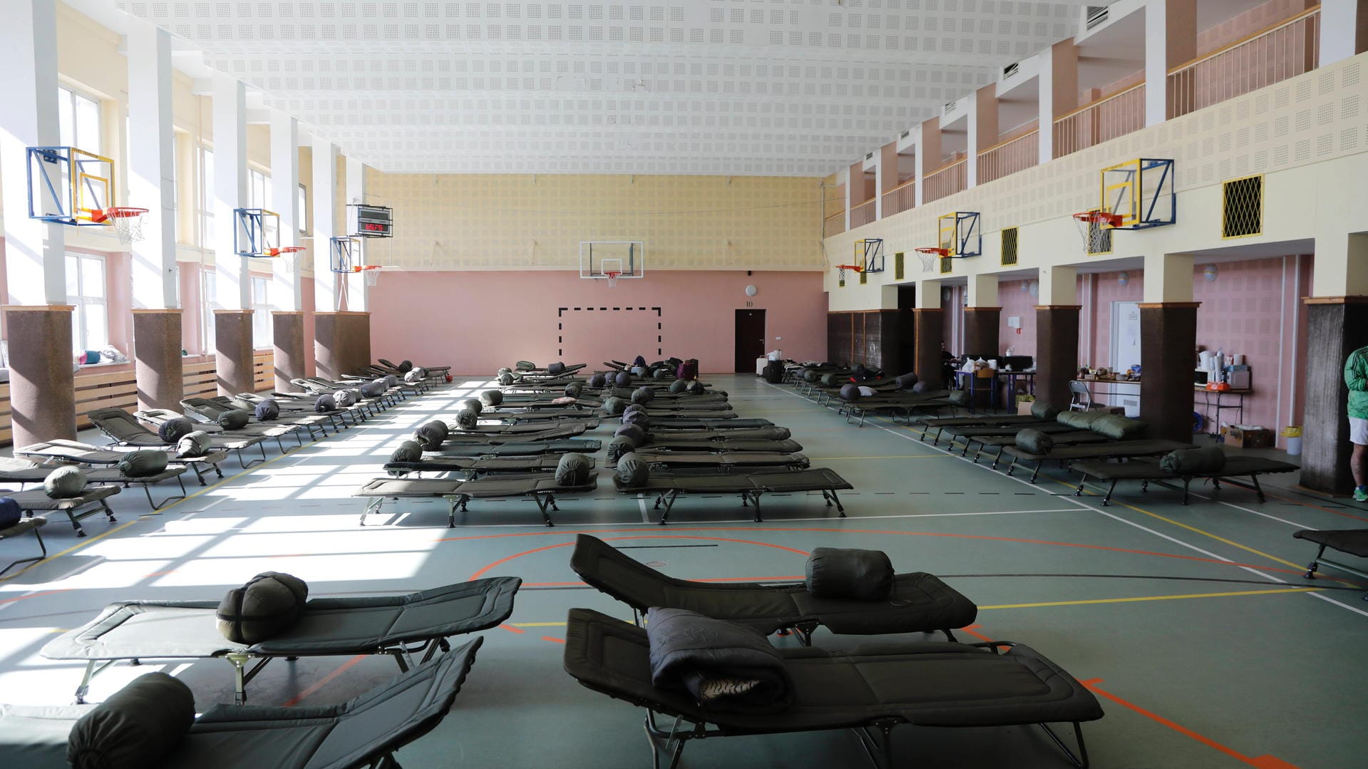 Feldbetten in einer Turnhalle in Polen (Archivbild): Auch in Hamburg sollen Notfallunterkünfte für Geflüchtete aus der Ukraine in Turnhallen eingerichtet werden. Feldbetten in einer Turnhalle in Polen (Archivbild): Auch in Hamburg sollen Notfallunterkünfte für Geflüchtete aus der Ukraine in Turnhallen eingerichtet werden.