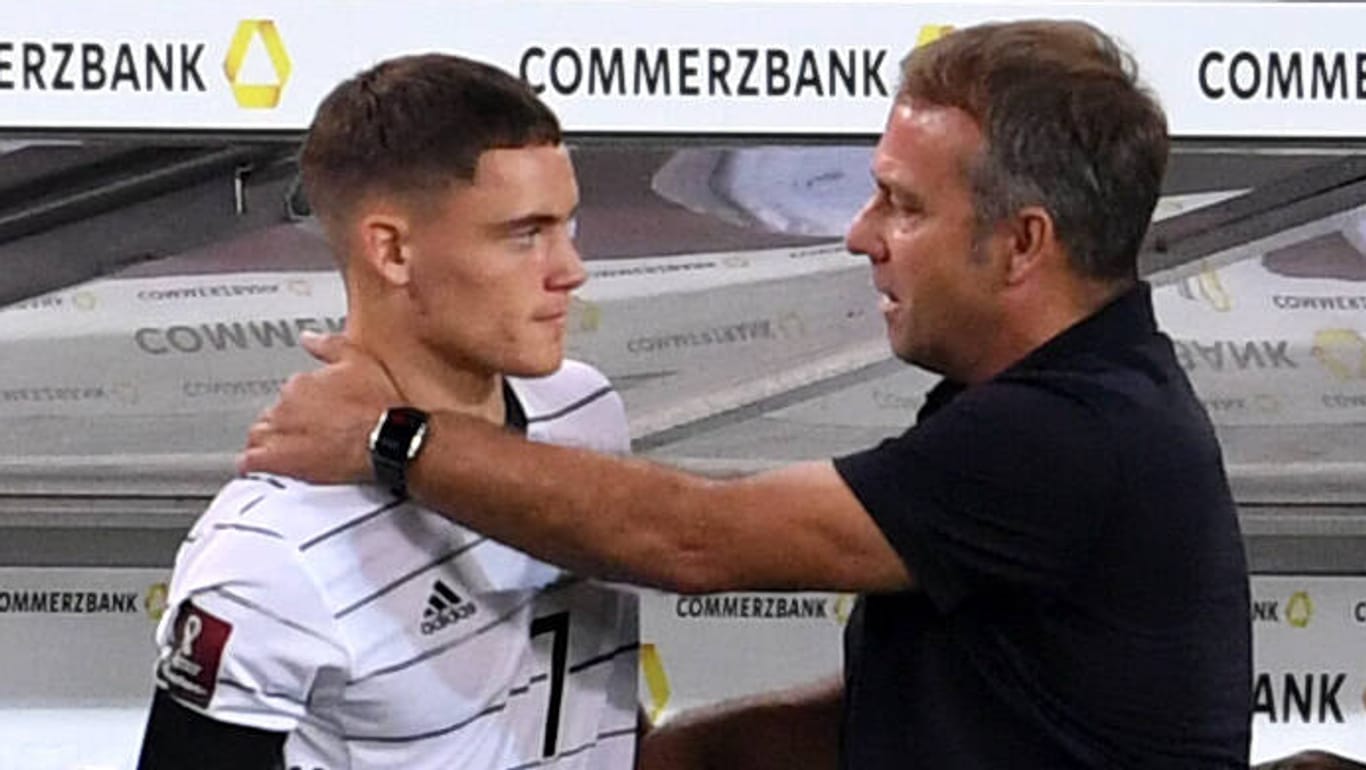 Hansi Flick und Florian Wirtz (l.): Die Verletzung und der Ausfall des offensiven Mittelfeldspielers ist auch ein Verlust für den Bundestrainer.