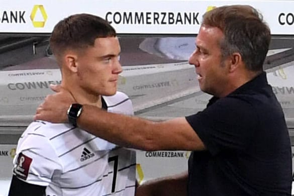 Hansi Flick und Florian Wirtz (l.): Die Verletzung und der Ausfall des offensiven Mittelfeldspielers ist auch ein Verlust für den Bundestrainer.