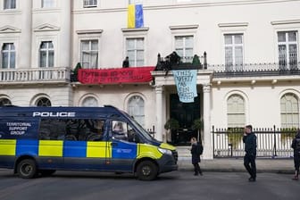 Aktivisten in London besetzen die Villa des russischen Oligarchen Deripaska.
