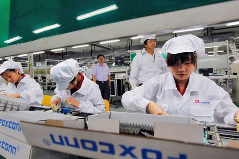 Chinesische Mitarbeiter des Apple-Zulieferers Foxconn arbeiten im Lunghua-Werk.