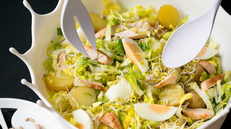 Kartoffelsalat: Römersalat und Zuckerschoten verleihen diesem Kartoffelsalat eine ordentliche Portion Grün.