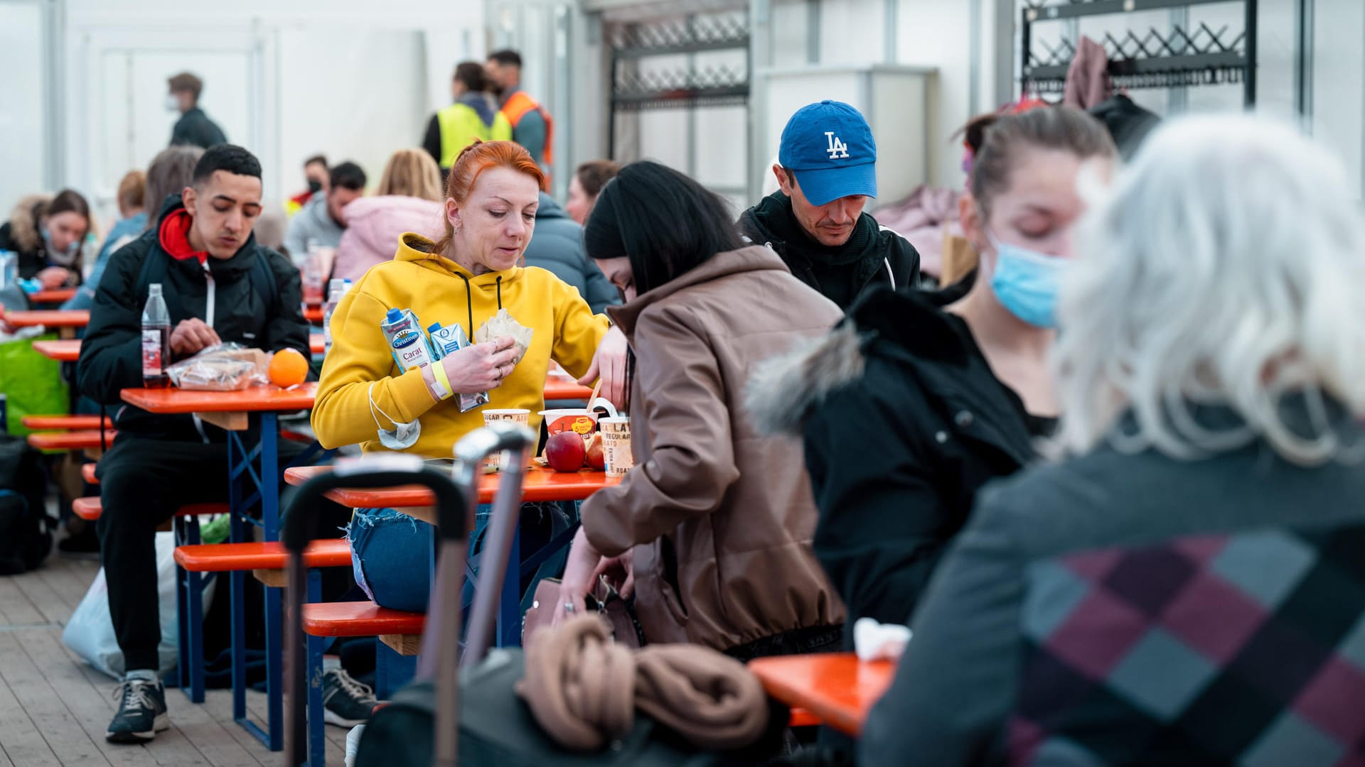 Nach dem negativen Corona-Test können Geflüchtete im Aufenthaltsbereich des Ankunftszentrums etwas essen und trinken. Für positiv Getestete steht ein separater Bereich zur Verfügung.