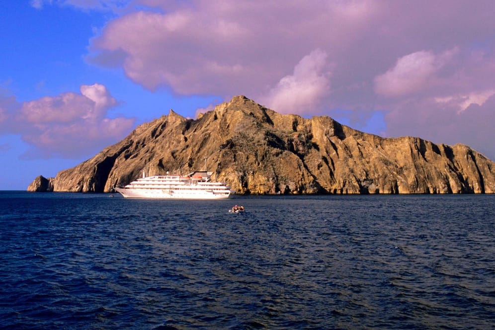 , Kreuzfahrtschiff vor San Cristobal, Ecuador, Galapagos-Inseln, San Cristobal cruiser in front of San Cristobal, Ecuado