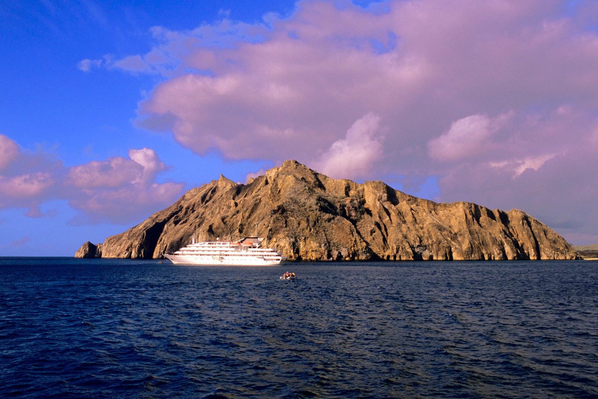 , Kreuzfahrtschiff vor San Cristobal, Ecuador, Galapagos-Inseln, San Cristobal cruiser in front of San Cristobal, Ecuado