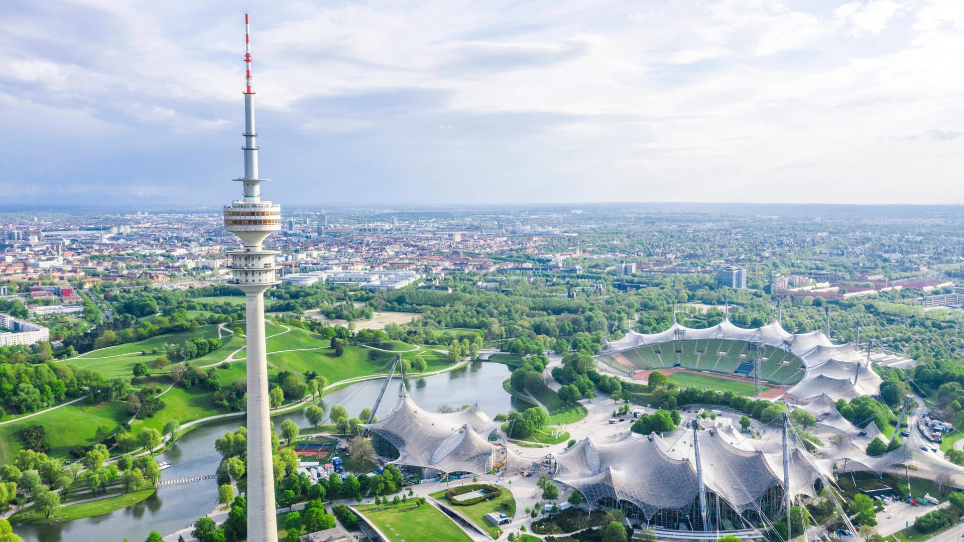 Olympiastadion München (Archivbild): Dach muss wegen Einsturzgefahr erneuert werden.