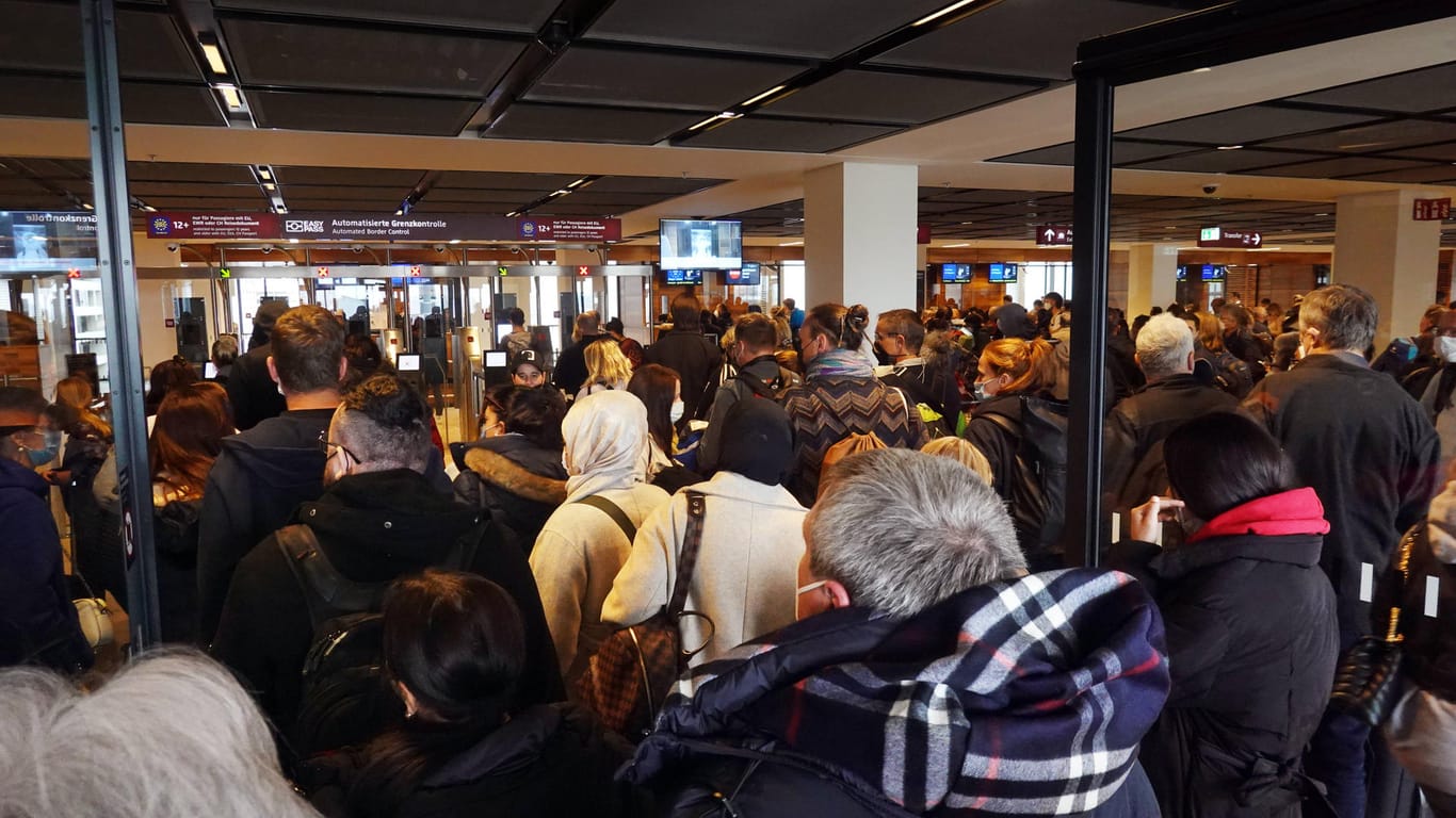 Reisende drängen zur Sicherheitskontrolle am Flughafen BER (Archivbild): Durch den Warnstreik des Flughafensicherheitspersonals fallen viele Flüge aus.