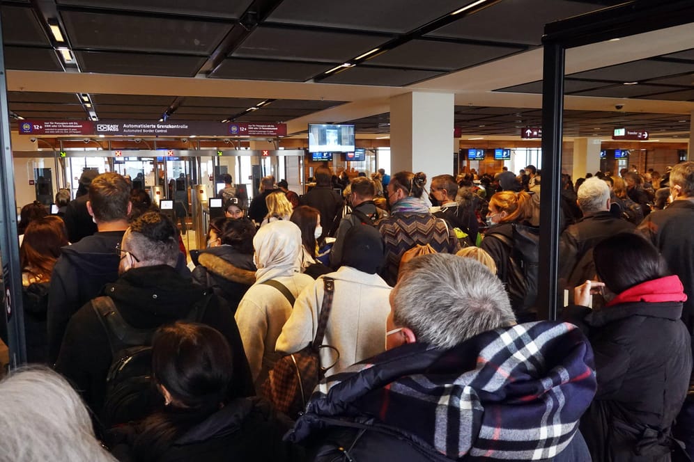 Reisende drängen zur Sicherheitskontrolle am Flughafen BER (Archivbild): Durch den Warnstreik des Flughafensicherheitspersonals fallen viele Flüge aus.