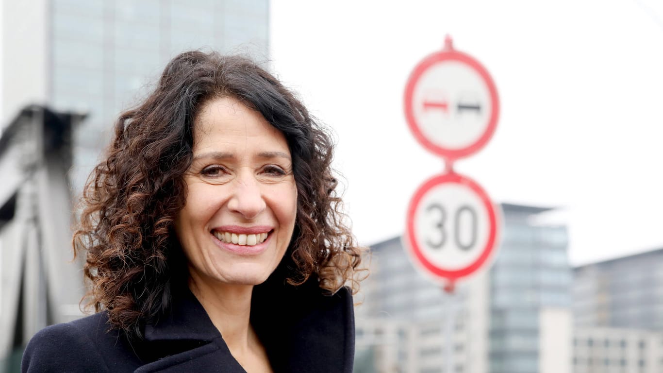 Bettina Jarasch, Bürgermeisterin von Berlin und Verkehrssenatorin steht vor einem Tempo-30-Schild (Archivbild): Die Grünen-Politikerin will die Sicherheit im Berliner Verkehr verbessern.