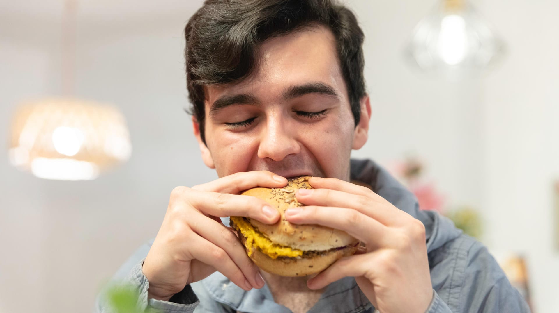 Japan-Griff: Eine spezielle Handhaltung soll verhindern, dass der Inhalt aus dem Burger herausfällt.