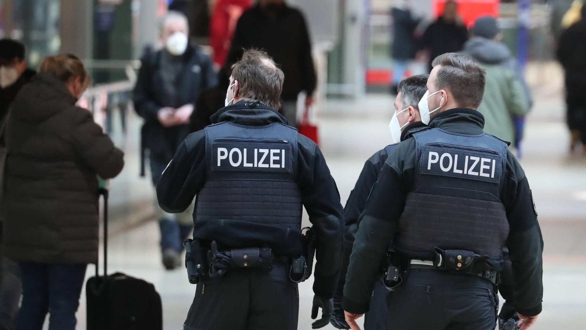 Bundespolizisten am Hannoveraner Hauptbahnhof (Archivbild): Der Tatverdächtige war zunächst geflüchtet.