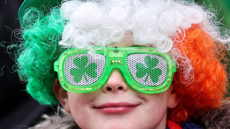 St. Patrick's Day: Viele Menschen tragen am diesem Tag ein Kleeblatt.