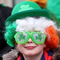 St. Patrick's Day: Viele Menschen tragen am diesem Tag ein Kleeblatt.