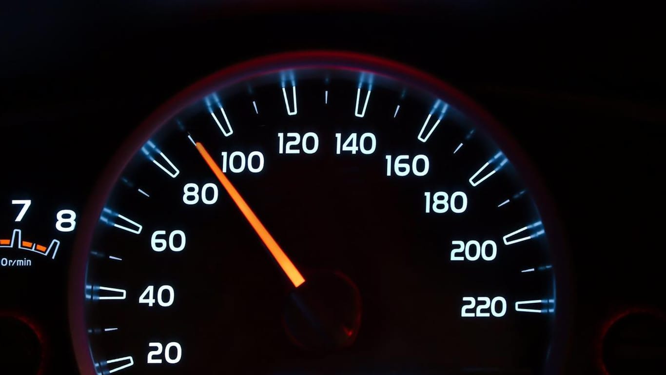 Passendes Tempo wählen: Der TÜV empfiehlt nicht mehr als 70 bis 80 Prozent der Höchstgeschwindigkeit des Autos – mit einer Einschränkung. Passendes Tempo wählen: Der TÜV empfiehlt nicht mehr als 70 bis 80 Prozent der Höchstgeschwindigkeit des Autos – mit einer Einschränkung.