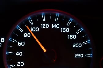 Passendes Tempo wählen: Der TÜV empfiehlt nicht mehr als 70 bis 80 Prozent der Höchstgeschwindigkeit des Autos – mit einer Einschränkung.