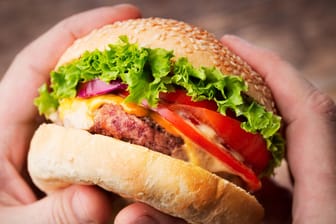 Burger: Jeder hat seine eigene Philosophie, wie man einen Burger richtig isst.