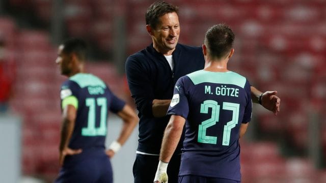 Zwei Deutsche (noch) in Eindhoven: PSV-Coach Roger Schmidt (l) und Mario Götze. Zwei Deutsche (noch) in Eindhoven: PSV-Coach Roger Schmidt (l) und Mario Götze.