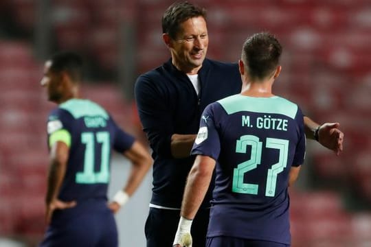 Zwei Deutsche (noch) in Eindhoven: PSV-Coach Roger Schmidt (l) und Mario Götze.