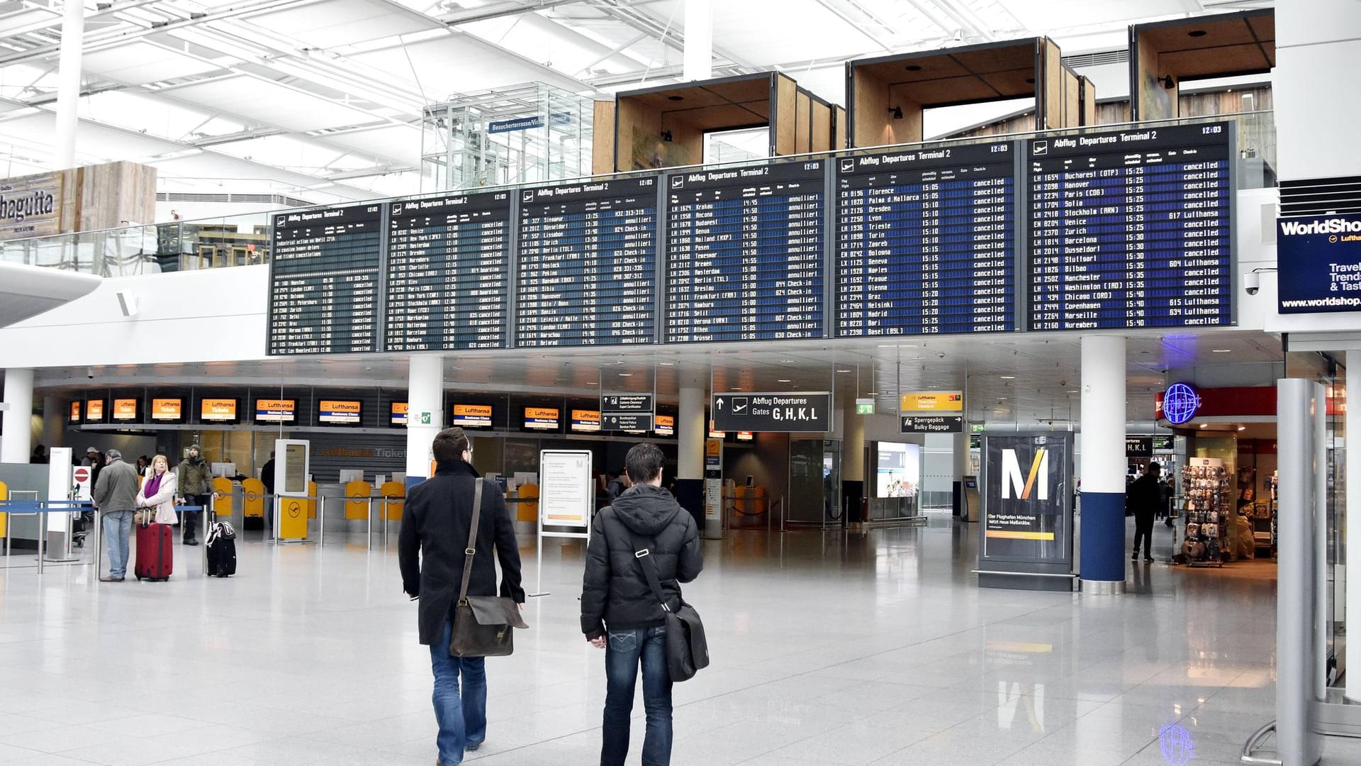 Anzeigetafel am Münchner Flughafen (Archivbild): Wegen dem Warnstreik an vielen deutschen Flughäfen kommt es auch in München zu Flugausfällen.