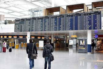 Anzeigetafel am Münchner Flughafen (Archivbild): Wegen dem Warnstreik an vielen deutschen Flughäfen kommt es auch in München zu Flugausfällen.