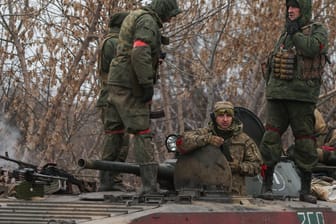 Soldaten in Donezk (Archiv): Der russische Militäreinsatz in der Ukraine kommt langsamer voran als erhofft.