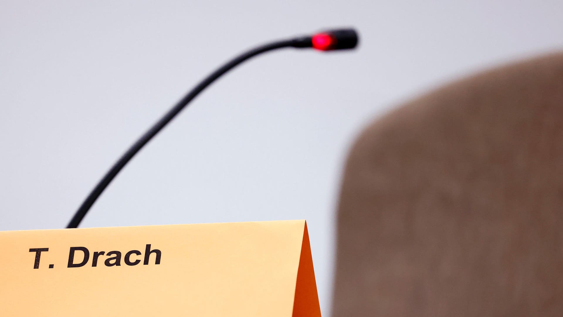 Das Schild des Angeklagten Thomas Drach bei seinem Strafprozess vor dem Kölner Landgericht (Archivbild): Der Prozess gegen den früheren Entführer wurde wegen Quarantäne erneut verschoben. Das Schild des Angeklagten Thomas Drach bei seinem Strafprozess vor dem Kölner Landgericht (Archivbild): Der Prozess gegen den früheren Entführer wurde wegen Quarantäne erneut verschoben.