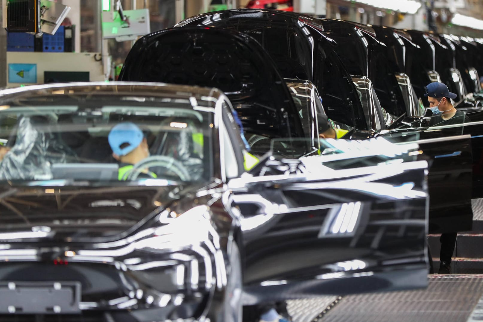 Tesla in Produktion (Symbolbild): Kommende Woche sollen die ersten Modelle aus Grünheide an die Kunden übergeben werden. Tesla in Produktion (Symbolbild): Kommende Woche sollen die ersten Modelle aus Grünheide an die Kunden übergeben werden.