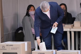 Ivan Duque Marquez (m), Präsident von Kolumbien, gibt während Parlamentswahlen seinen Stimmzettel ab: Zehntausende Soldaten bewachten die Wahl.