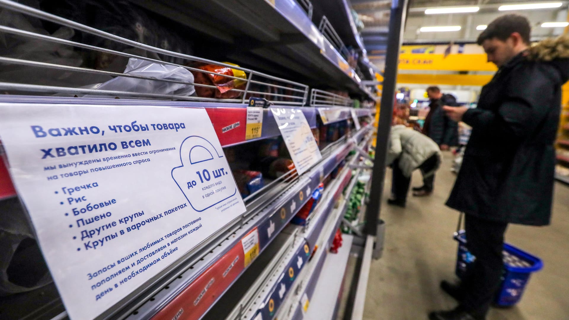 Leere Regale (Symbolbild): Ein Schild an einem Supermarkt-Regal in St. Petersburg weißt auf Einschränkungen hin: "Es ist wichtig, dass es genug Waren für alle gibt. Wir sind gezwungen, vorübergehend Beschränkungen für stark nachgefragte Waren zu verhängen. Bis zu zehn Stück pro Einkauf".