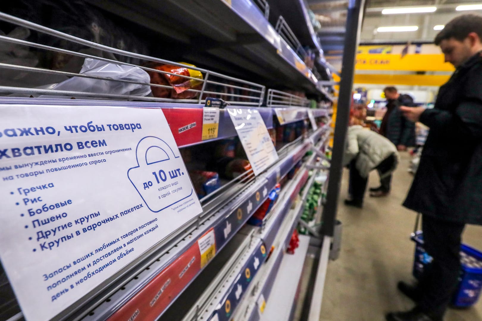Leere Regale (Symbolbild): Ein Schild an einem Supermarkt-Regal in St. Petersburg weißt auf Einschränkungen hin: "Es ist wichtig, dass es genug Waren für alle gibt. Wir sind gezwungen, vorübergehend Beschränkungen für stark nachgefragte Waren zu verhängen. Bis zu zehn Stück pro Einkauf". Leere Regale (Symbolbild): Ein Schild an einem Supermarkt-Regal in St. Petersburg weißt auf Einschränkungen hin: "Es ist wichtig, dass es genug Waren für alle gibt. Wir sind gezwungen, vorübergehend Beschränkungen für stark nachgefragte Waren zu verhängen. Bis zu zehn Stück pro Einkauf".