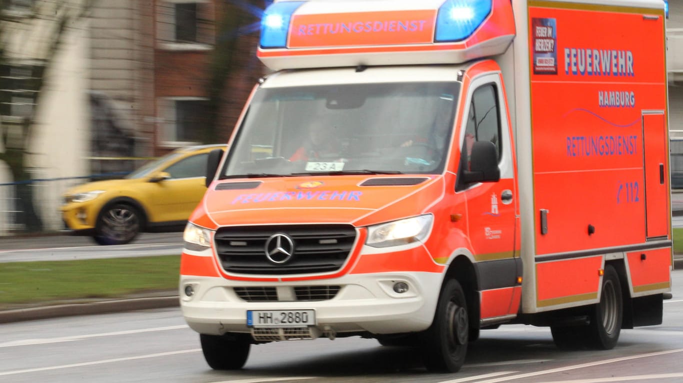 Ein Rettungswagen der Feuerwehr rast mit Blaulicht zu einem Einsatz (Symbolbild): Ein Fahrgast wurde bei dem Unfall schwer verletzt.