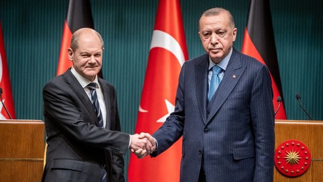 Bundeskanzler Olaf Scholz ist für Gespräche mit dem türkischen Präsidenten Recep Tayyip Erdogan nach Ankara gereist.