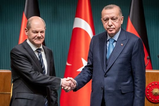 Bundeskanzler Olaf Scholz ist für Gespräche mit dem türkischen Präsidenten Recep Tayyip Erdogan nach Ankara gereist.