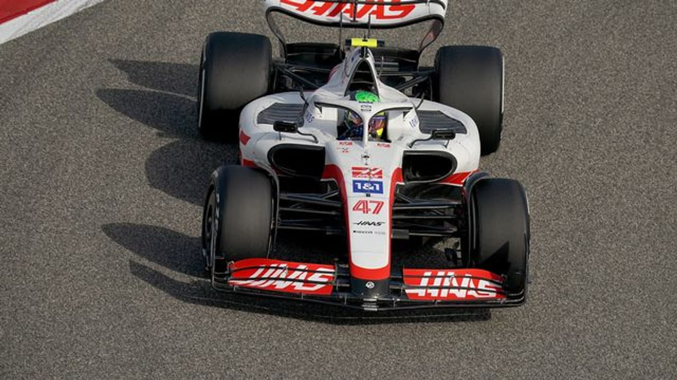 Formel-1-Pilot Mick Schumacher steuert den Haas-Boliden über die Rennstrecke in Bahrain.